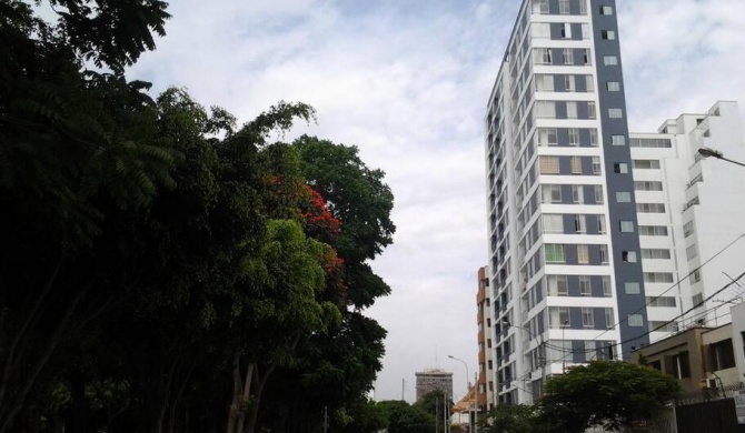 Apartamento completo frente a parque.