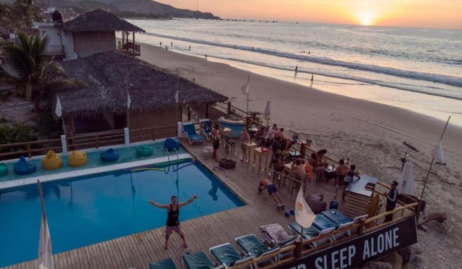 The Point Mancora - Beach Party Hostel